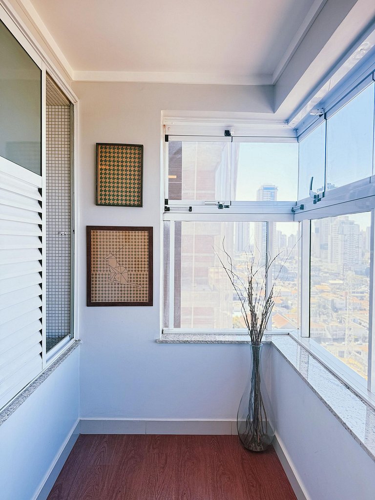 Charme e conforto com varanda e vista livre #2302