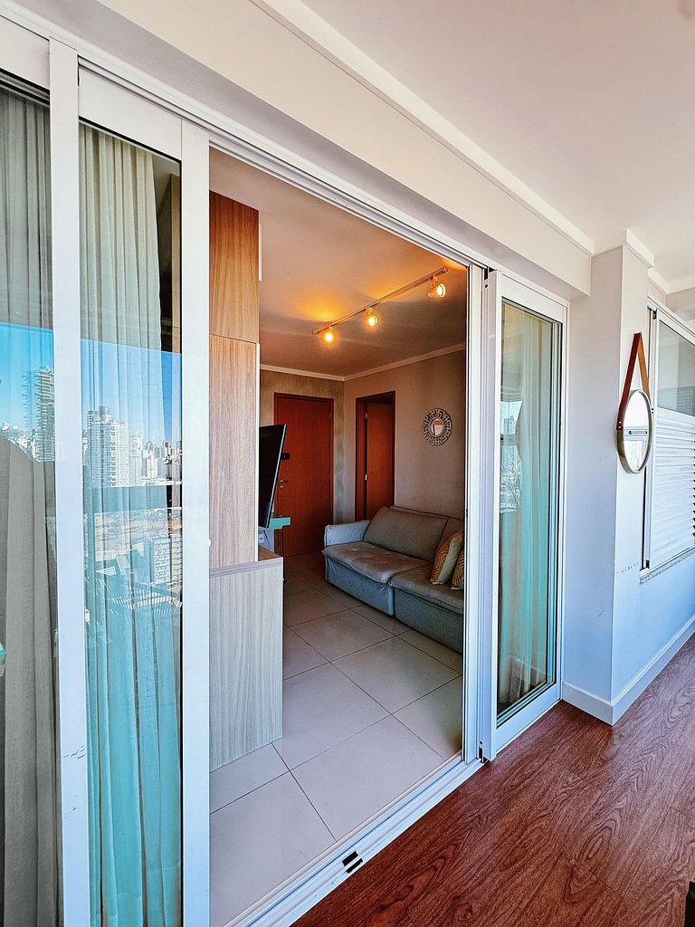 Charme e conforto com varanda e vista livre #2302